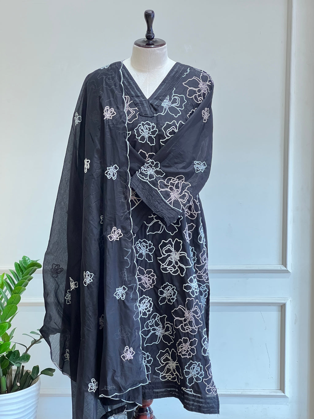 Black thread embroidered suit - 15954
