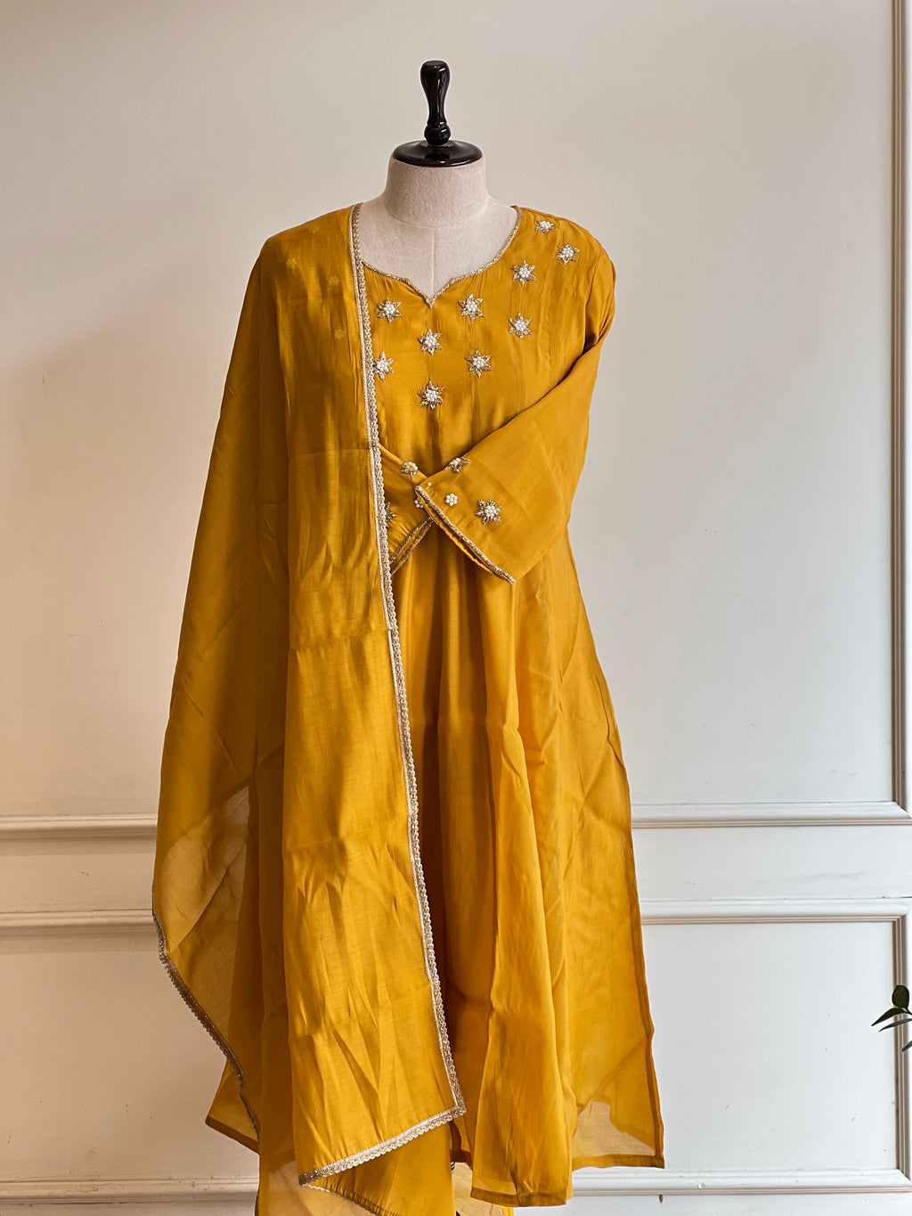 Yellow handworked suit - 16054