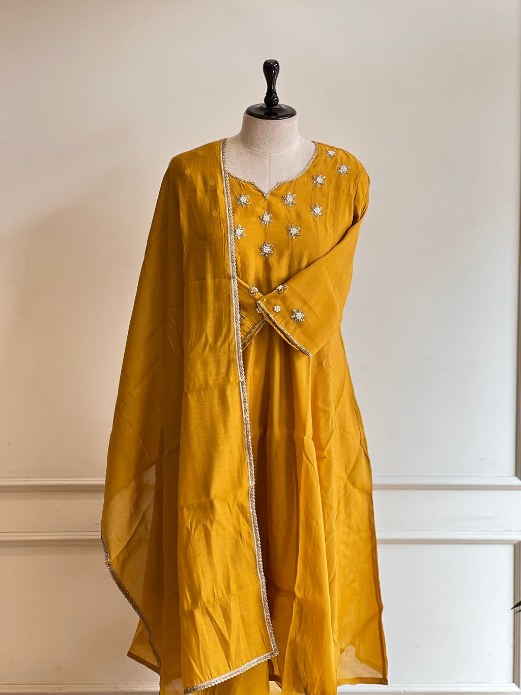 Yellow handworked suit - 16054