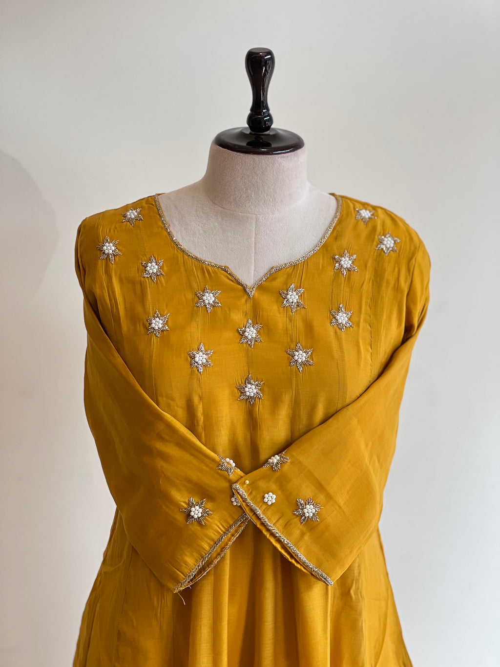 Yellow handworked suit - 16054