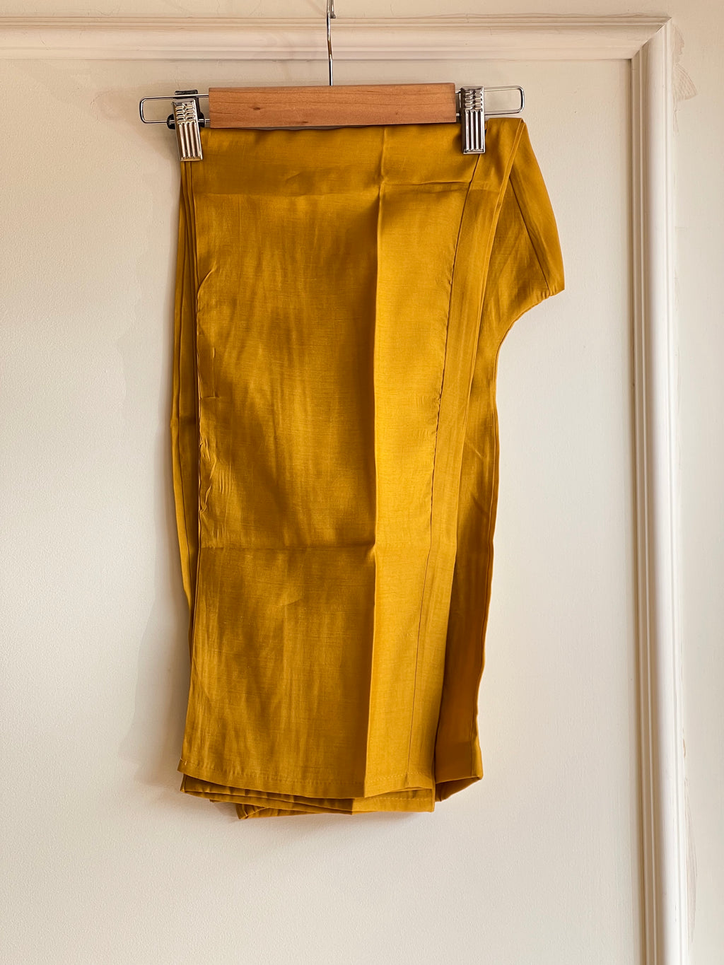 Yellow handworked suit - 16054
