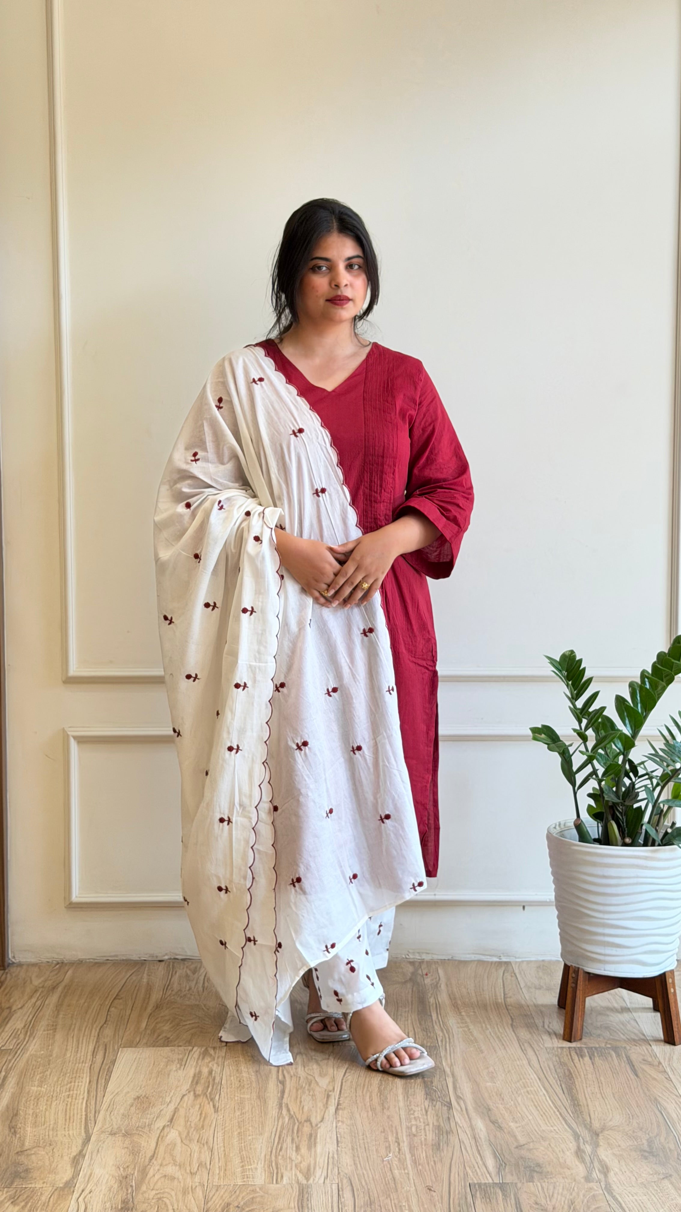 Red embroidered kurta set - 16112