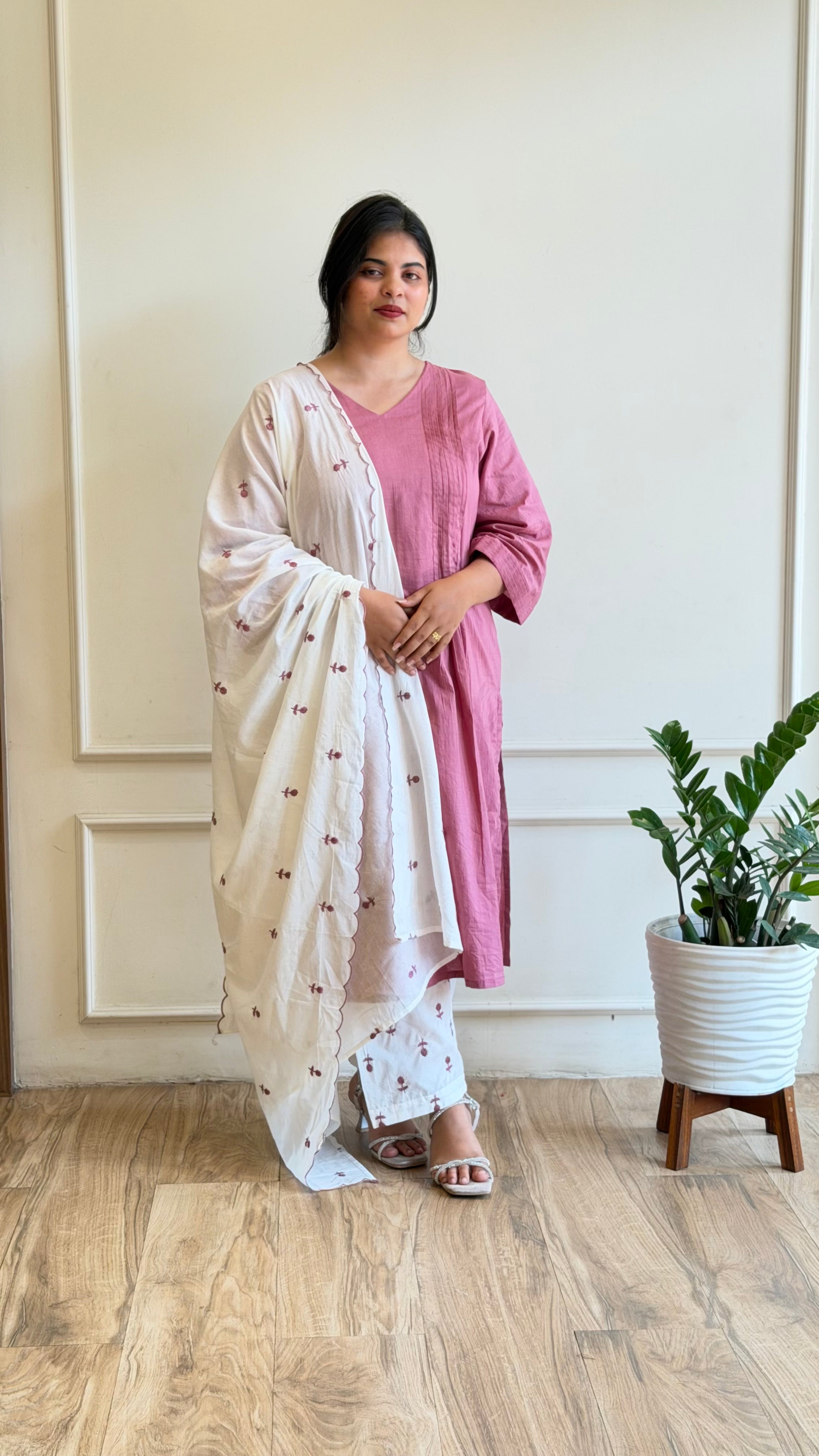Pink embroidered kurta set - 16112