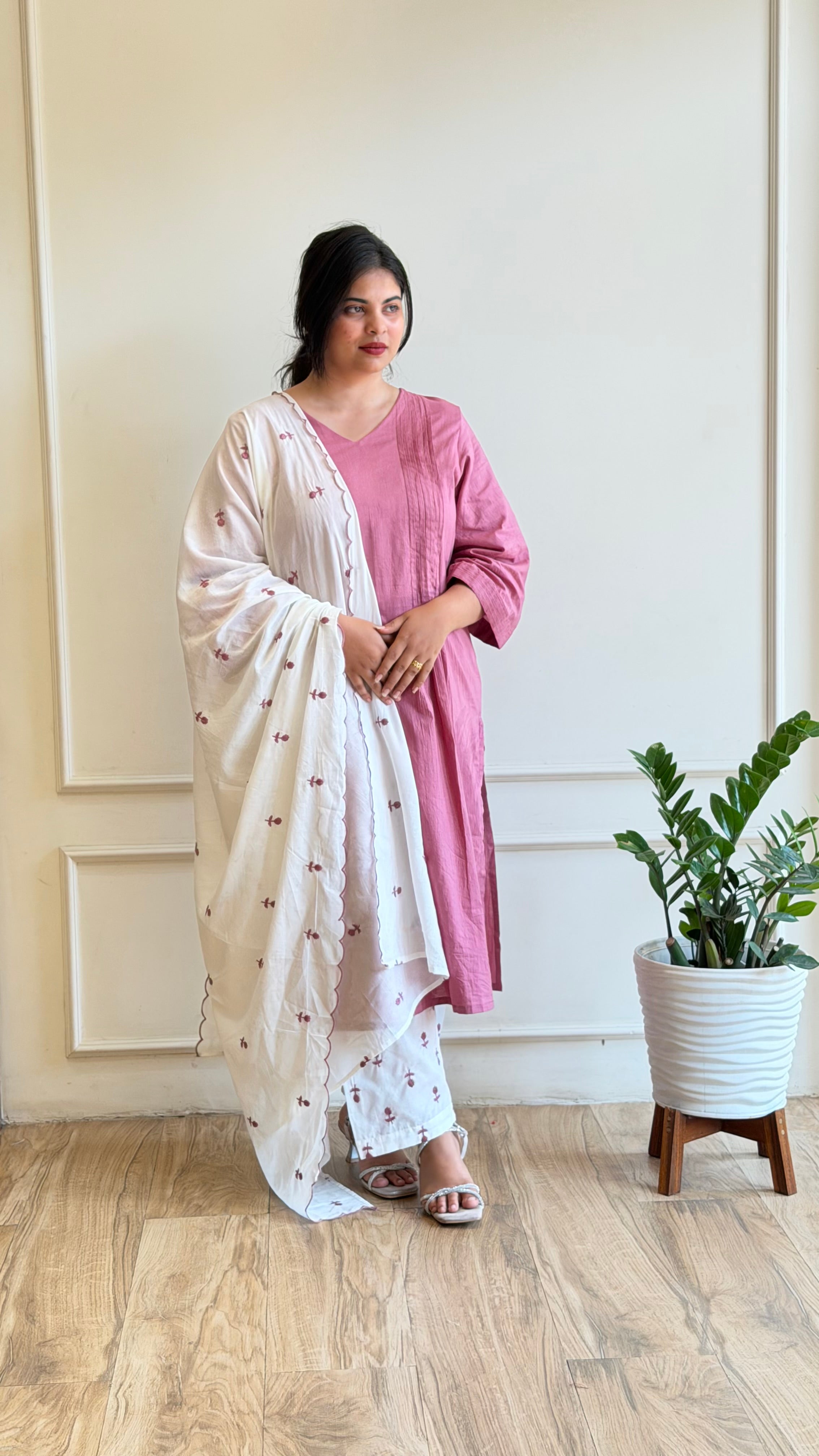 Pink embroidered kurta set - 16112