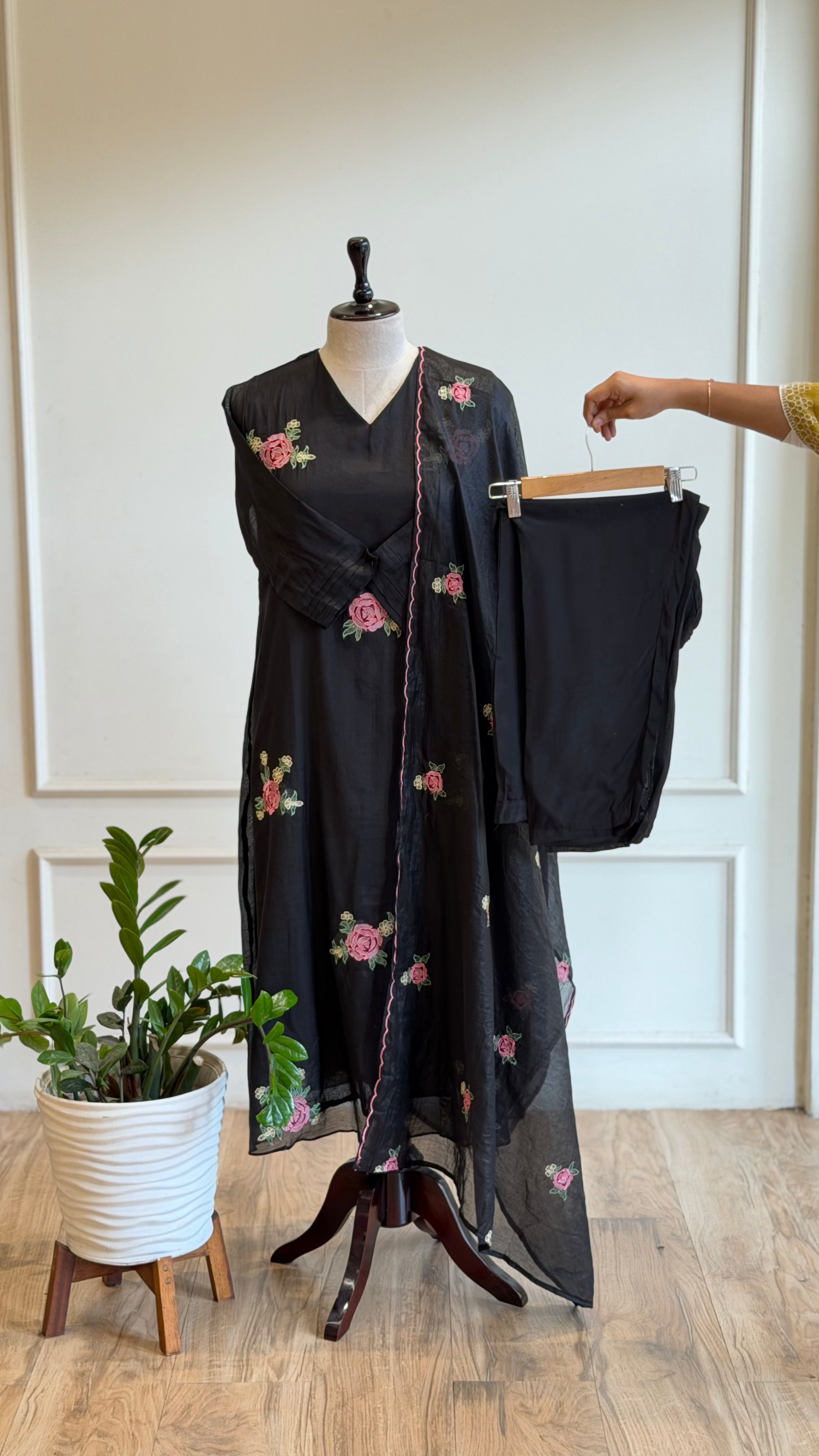 Black embroidered suit - 16541